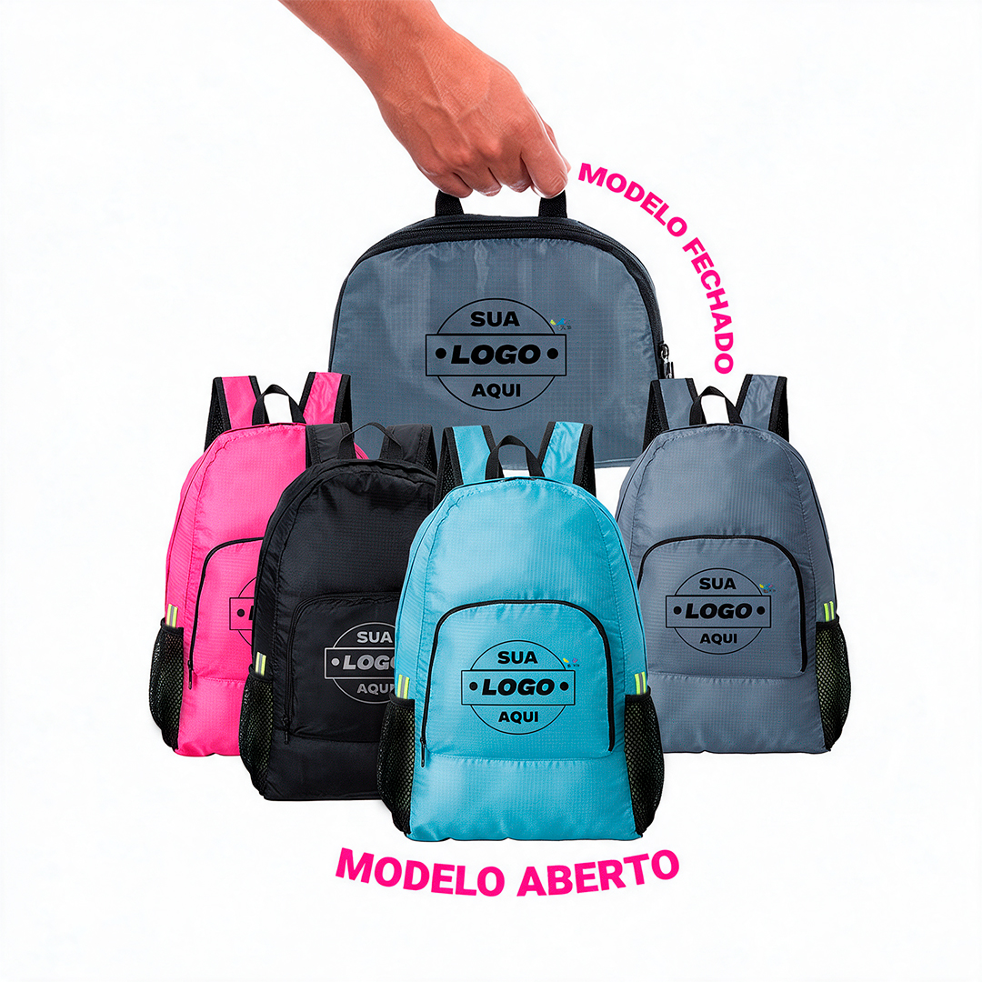Mochila dobrável de 21 litros confeccionada em poliester impermeável. Compacta e com abertura prática, possui compartimento principal com pequeno bolso interno, bolsos laterais em malha e bolso frontal – compartimento responsável por acomodar a mochila. Para armazenar a mochila no compartimento basta virar o bolso frontal do avesso e dobrar o tecido para melhor acomodação do material. O modo compacto possui uma alça em nylon para transporte, a mochila dispõe de alça de mão em nylon e alças ajustáveis para as costas com revestimento espumado.

Altura :  42 cm

Largura :  28 cm

Profundidade :  18 cm

Medidas aproximadas para gravação (CxL):  15 cm x 21 cm

